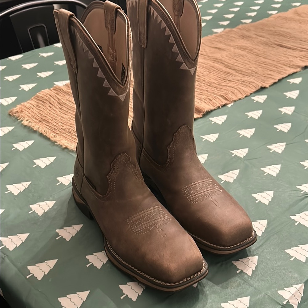 Ariat discontinued men’s boot!!!! Size 12B, worn once!! Great condition